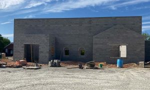 Block masonry building with stacked concrete blocks